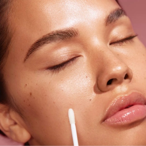 Kylie Jenner KylieSkin Clear Complexion Correction Stick - Picture 3 of 4